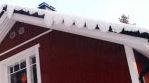Lumipitsiä katon reunassa. Kuva Marjatta Perälä