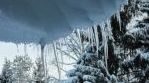 Lumiverho, koristeena jääpuikot. Kuva: Pirjo Lehti