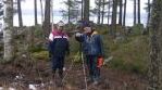 Timo ja Asko mittailemassa puiden ja maaston korkeuksia. 