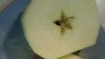 Omenaa leikatessa huomasin kivan kuvion omenassa, muistin sitten kilpailun ja räpsäsin foton ; ) 