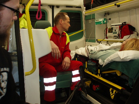 Jarmo Niemelä tarkkailee ambulanssin monitoria.