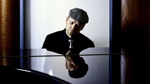 Antti Kleemola pianonsa ääressä.