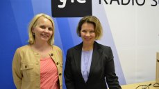 Johanna Lahti ja Anna-Liisa Hämäläinen Radio Suomen studiossa.