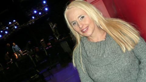 Maarit on uutuuslevyllään räntäsateessa.