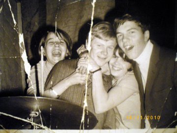 Tässä kuva vuodelta 1967, jolloin opiskelin Torniossa. Kuvassa olen minä, Eero Raittinen, Ritva ja Aili. Mielimusiikkiani 60-luvulta ehdottomasti Cliff Richard and The Shadows. terv. Tuomo