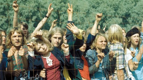 Nuorer aidan takana kuuntelemassa musiikkia Ruisrockissa v. 1974.