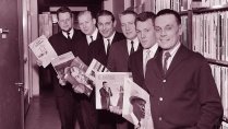 Sävelradion toimittajat ryhmäkuvassa: vas. Ylermi Kosonen, Raimo Henriksson, Sten Ducander, Jarmo Korhonen, Oki Pikkarainen ja Erkki Melakoski (1964). 