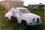 Vuosi on 1976. Veljeni Ilkka lahjoitti minulle tämän kaksitahti-Saab 96:n, joka olikin hyvä auto, vain vesisateella tahtoi sammua risteyksiin. Sinitarra oli oiva korjausapu, sillä sai nuo koristelistat pysymään, jos sai, edestä näyttää taas repsottavan. - Kuvan lähetti Marja-Liisa 