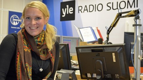 Sanna Wikström Radio Suomen studiossa.