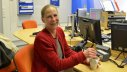 Näyttelijä Kati Outinen  sekoittaa kahvia Radio Suomen studiossa. 
