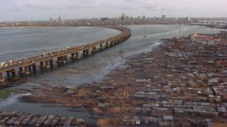 Bidonville de Makoko, face à l'île de Lagos, Lagos, Nigéria (6°30' N - 3°24' E).