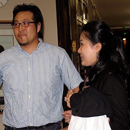 Aviopari Sangming Lee ja Keunghea Kang helpottuneina tulosten julkistamisen jälkeen. Kuva: Kaisa Erola/YLE.