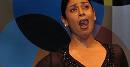 Kishani Jayasinghe laulaa harjoituksissa 11.8. Kuva: Kaisa Erola/YLE