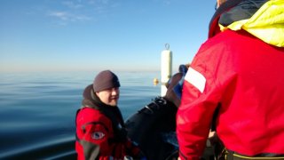 Sukelluskouluttaja Ville Alitaloa naurattaa Sea Safetyn nopeassa RIB-vene