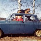 "Olemme serkkuni kanssa isäni autossa v. 1975. Auton merkkiä en muista." Lähettänyt: Mari Alastalo