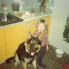 "Kuva on vuodelta 1978 kotimme keittiössä. Kuvassa olen minä ja koiramme Anu. Keittiökalusteet olivat väriltään ajan mukaiset." Lähettänyt: Mari Alastalo