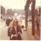 Tämänkin kuvan lähetti Anitta Castrén: "kuvassa Vappu Lasipalatsin edessä 1972. Sen ajan pallot yms."