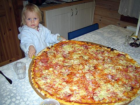 Pieni tyttö ja iso pizza