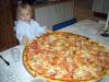 Pieni tyttö ja iso pizza