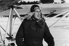 Kuva: Iloinen lentj vuoden 1926 lentonytksess. YLE kuvanauha.
