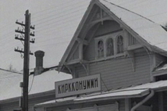 Kuva: Kirkkonummen rautatieasema viel venlisill teksteill varustettuna. YLE kuvanauha.