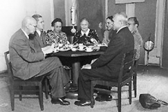 Kuva: Pienoisparlamentti ensimmisess istunnossaan 1945.
Ruth Trskman
YLE
