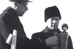 Kuva: Toimittajaoppilas tutustuu jykevn mikrofoniin. (1945) YLE kuvanauha.