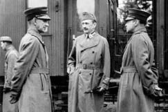 Kuva: Mannerheim Aunuksen ja Syävrin tarkastusmatkalla. Vas. kenraaliluutnantti Harald Öhquist, oik. kenraaliluutnantti A.E. Heinrichs.
(1941)
Eino Nurmi