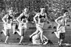 Kuva: Berliinin olympialaiset 2.8.1936.
10000 metrin juoksu. Japanin Kohei Murakoso johtaa, seuraavina kolme suomalaista, jotka saivat kisassa kolmoisvoiton: Volmari Iso-Hollo, Ilmari Salminen ja Arvo Askola. Pressfoto