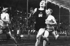 Kuva: Vas. Olavi Salonen, Olavi Salsola ja Olavi Vuorisalo. 1500 m:n ME Turussa 11.7.1957. Suomen Urheilumuseo.