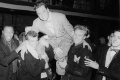 Kuva: Melbournen USA:n yleisurheilujoukkueen johtaja Don Canham sek (vas.) Bob Jones, Geert Keilstrup, Eeles Landstrm ja Mark Booth. (1956) Ann Arbor.