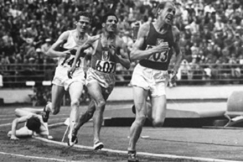 Kuva: Emil Zatopek johtaa 5000 m:n juoksua, toisena Alain Mimoun. Suomen Urheilumuseo. 