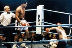 Kuva: Muhammad Ali (Cassius Clay) ja 
englantilainen Richard Dunn ottelevat raskaansarjan MM-ottelussa.
(1976)
AP