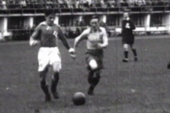 Kuva: Aulis Rytknen (vasemmalla) Suomi-Ruotsi-ottelussa vuonna 1950. YLE kuvanauha.