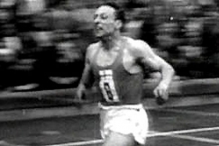 Kuva: Voitto Hellsten voittaa 400 metrin kilpailun vuoden 1955 Suomi-Ruotsi-ottelussa. YLE kuvanauha.
