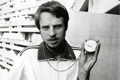 Kuva: Lasse Virn esittelee 
Mnchenin olympialaisissa
voittamaansa kultamitalia.
(1972)
Pressfoto