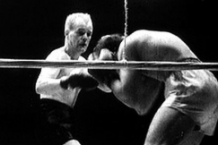Kuva: Pentti Hmlinen (vas.) nyrkkeilee Jacques Ilaria vastaan. (1957) YLE kuvanauha.