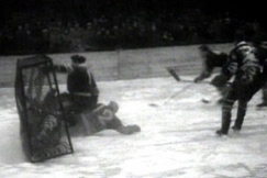 Kuva: Suomen maali kaatuu j��kiekko-ottelussa Ruotsia vastaan. YLE kuvanauha.