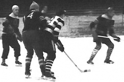 Kuva: Pipopisi pelaajia jkiekko-ottelussa TPS - KIF vuonna 1953. YLE kuvanauha.