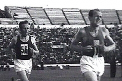 Kuva: Viljo Heino (vasemmalla) ja Emil Zatopek Suomi-Tshekkoslovakia-yleisurheilumaaottelun 10 000 metrin kilpailussa. YLE kuvanauha.