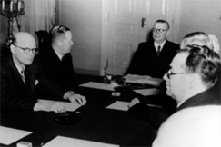Kuva: YYA-sopimusneuvottelut. 
Sopimusvaltuuskunnan 
ensimminen kokous. 
Juho Kusti Paasikivi, Urho Kekkonen, 
Mauno Pekkala ja Yrj Leino.
(1948)
Pressfoto