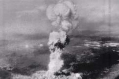 Kuva: Ydinr�j�hdyksen aiheuttama savupatsas 
Hiroshiman yll� 6.8.1945.
AP Graphics Bank