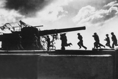 Kuva: Toinen maailmansota. brittisotilaat valmistautumassa torjumaan saksalaisten hykkyst rannikkotykistasemalla. (1941) Keystone.