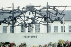 Kuva: Sodan jlkeen Dachaun eskitysleiri toimi pakolaisleirin. Dachaun uhrien muistomerkki vuonna 1986. 