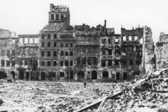 Kuva: Varsovan vanhan kaupungin aukio vuonna 1944. Pressfoto.