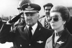 Kuva: Argentiinan presidentti 
Maria Estella Martinez Peron
ja ilmavoimien komentaja,
kenraali Hector Luis Fautario.
(1975)