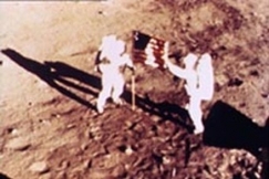 Kuva: Astronautit Neil Armstrong ja 
Edwin E. Aldrin pystyttävät 
Yhdysvaltojen lipun 
Kuun pinnalle. 
AP Graphics Bank