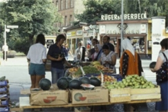 Kuva: Siirtolaisia ruokaostoksilla Lnsi-Berliiniss 1983. YLE. Palo.