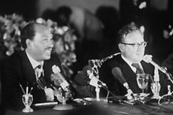 Kuva: Anwar Sadat ja Henry Kissinger
lehdisttilaisuudessa 
Egyptin ja Israelin rauhansopimuksen 
vahvistamisen jlkeen.
(1975)