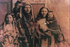 Kuva: Oglalan sioux -heimo.
Intiaanipllikk Long Wolf perheineen.
(1800-luku)
AP Graphics Bank
